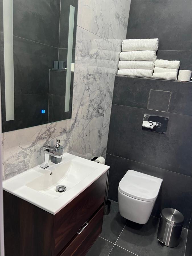 Cosy & Modern Top Floor 1-Bedroom Apartment خليج سانت بول المظهر الخارجي الصورة