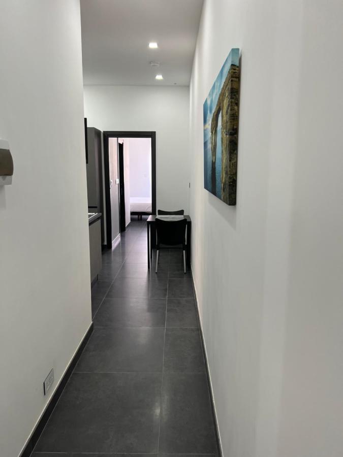 Cosy & Modern Top Floor 1-Bedroom Apartment خليج سانت بول المظهر الخارجي الصورة