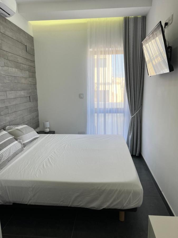 Cosy & Modern Top Floor 1-Bedroom Apartment خليج سانت بول المظهر الخارجي الصورة